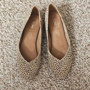 TOMS Women's Tan Leopard Flats